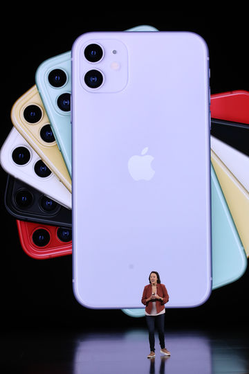 Новый iPhone теперь будет и в салатовом цвете. Фото AFP