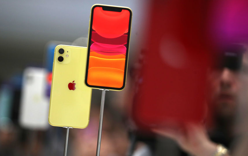 Новые смартфоны на презентации. Фото AFP