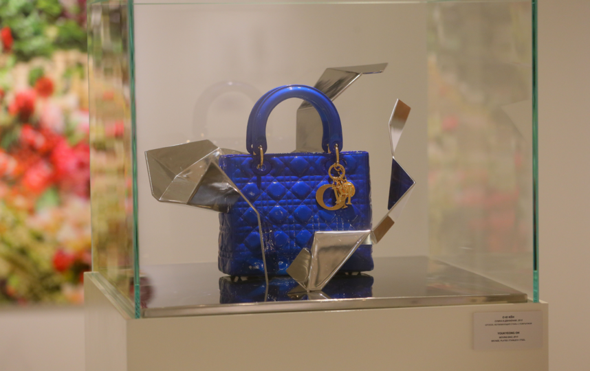 Яркая сумка из бронзы с добавлением стальных листов от корейского мастера О Ю Кён. Фото "Metro"