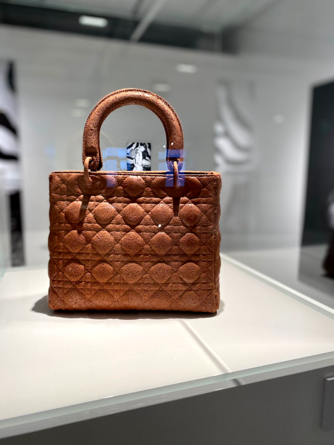 Эта сумка на самом деле кирпич – бразильянка Бригида Балтар создала её из кирпичного порошка. Фото "Metro"