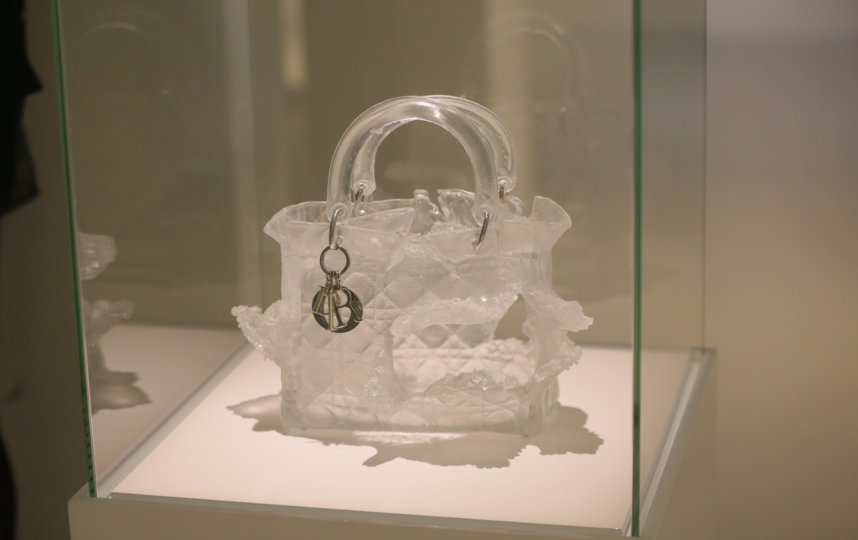 Автор стеклянной сумки – художница из Нью-Йорка Олимпия Скарри, в инсталляциях которой всегда прослеживается динамика – её сумка словно взорвалась. Фото "Metro"