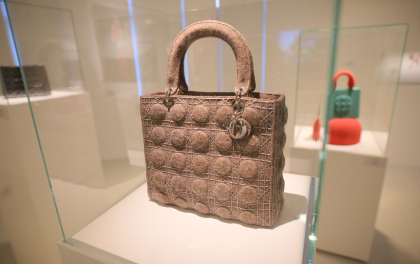 Ольга Солдатова назвала свою необычную сумку «Для русской зимы», вещам в ней точно будет тепло. Фото "Metro"