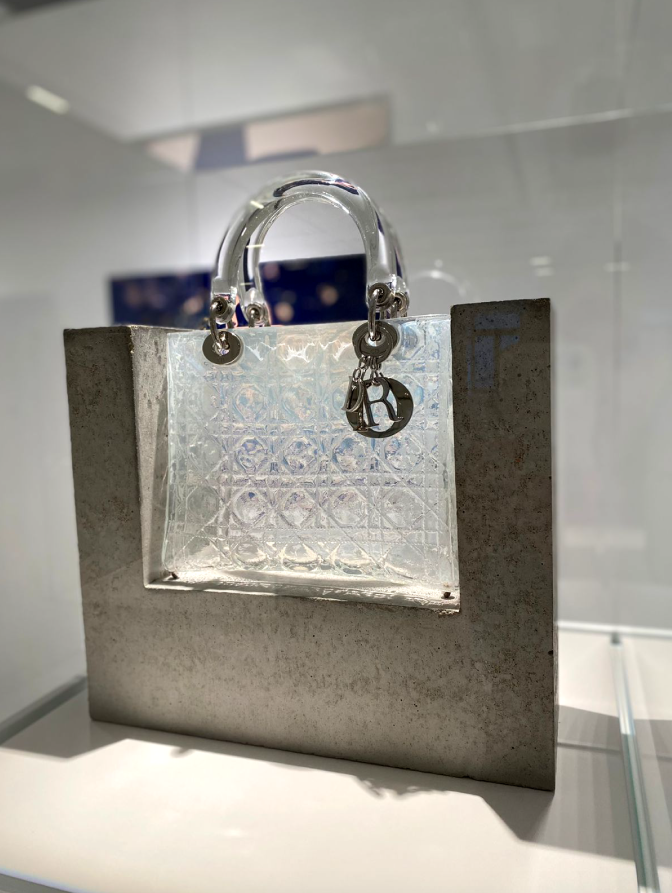 Французская художница Морган Чембер замуровала сумочку в бетоне. Фото "Metro"