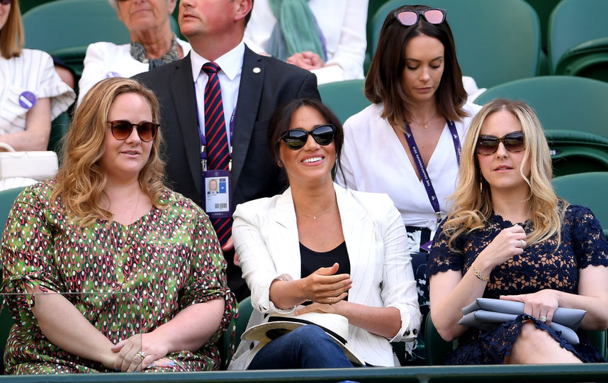 Меган Маркл (в центре) на Уимблдоне. Фото Getty