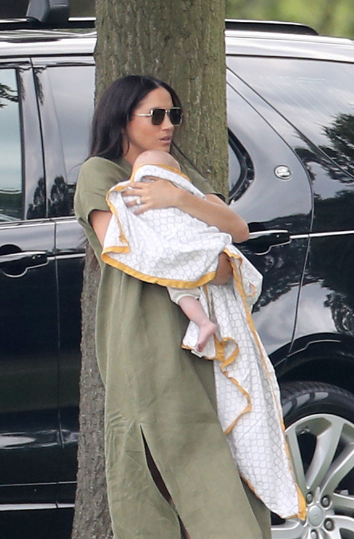 Меган Маркл с сыном Арчи на конном поло. Фото Getty