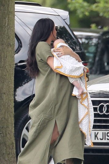 Меган Маркл с сыном Арчи на конном поло. Фото Getty