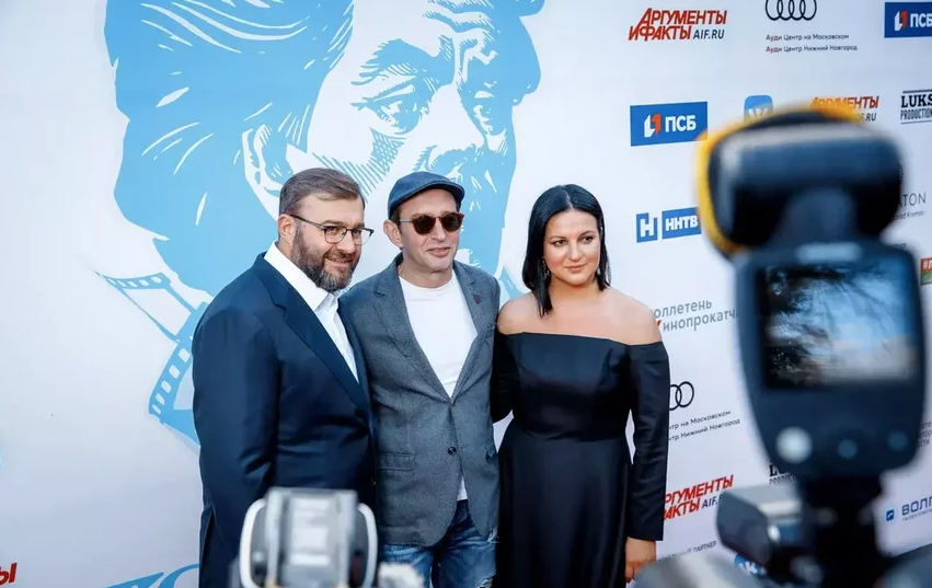 Слева направо: Михаил Пореченков, Константин Хабенский и генеральный продюсер фестиваля Оксана Михеева. Фото Анна Темерина