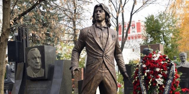Дмитрий Хворостовский с мамой после концерта на Красной площади (архивное фото).