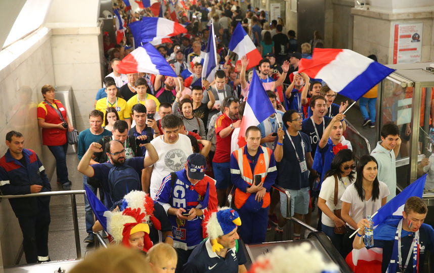 Болельщики в Москве перед финалом Франция - Хорватия. Фото Василий Кузьмичёнок