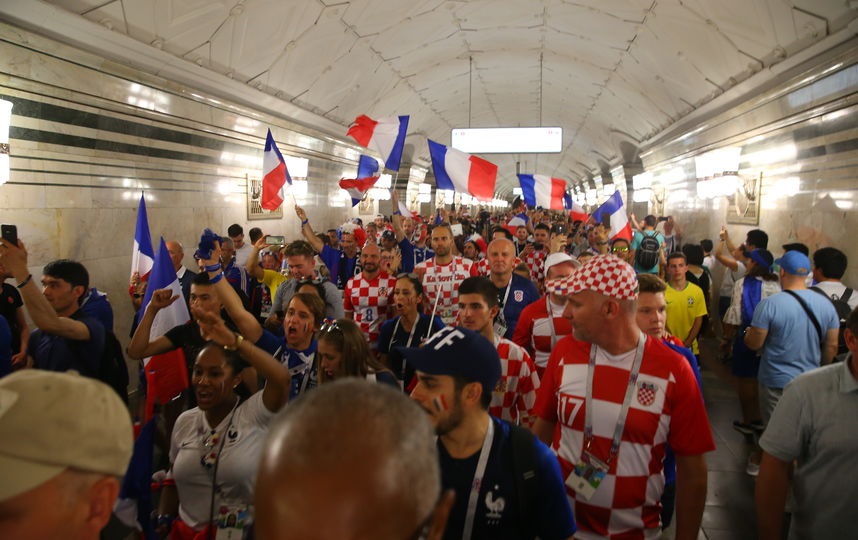 Болельщики в Москве перед финалом Франция - Хорватия. Фото Василий Кузьмичёнок