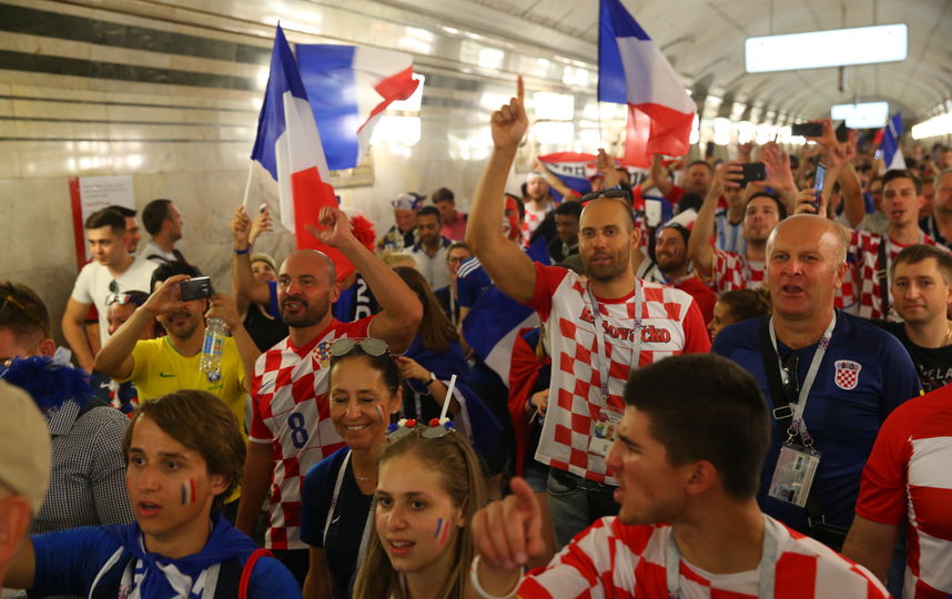 Болельщики в Москве перед финалом Франция - Хорватия. Фото Василий Кузьмичёнок