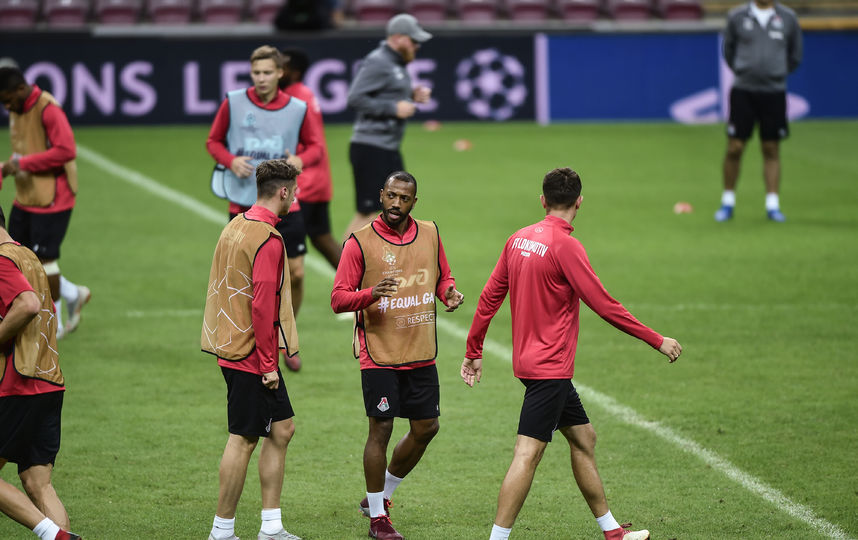 Футболисты "Локомотива" на предматчевой тренировке на стадионе "Галатасарая". Фото AFP