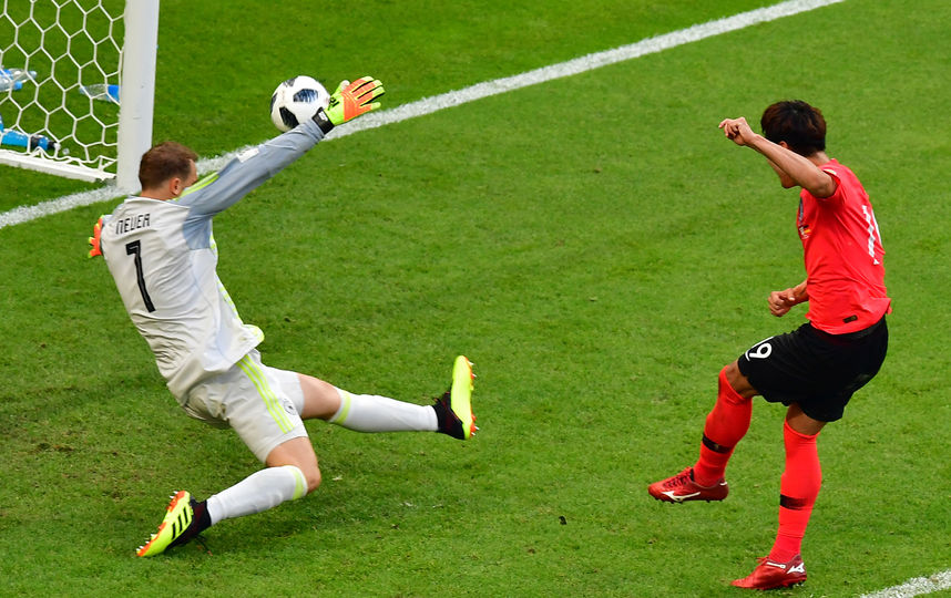 Южнокорейы забивают первый мяч. Фото AFP