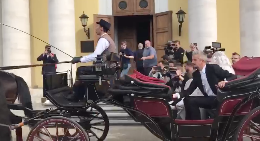 Карета, на которой Собчак и Богомолов поехали на венчание. Фото скриншот со странички канала 360 в Telegram