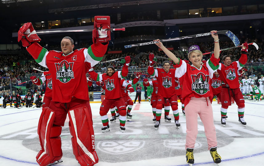 Танец Натальи Кларк. Фото Photo.khl.ru, Голованов Андрей, Юрий Кузьмин, Владимир Беззубов