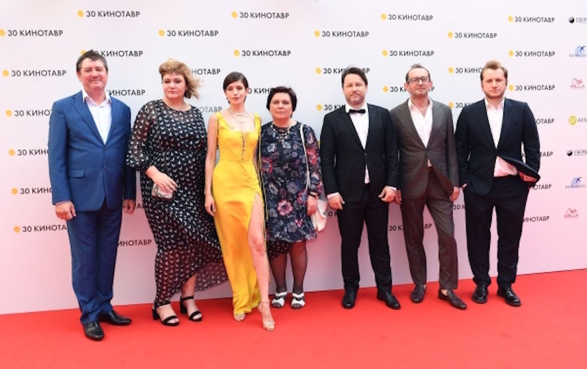 Жюри основного конкурса (слева направо): оператор Алишер Хамидходжаев, сценарист, режиссер Наталья Мещанинова, актриса Анна Чиповская, киновед Анжелика Артюх, композитор Алексей Айги, актер, режиссер Константин Хабенский и режиссер, продюсер Резо Гигинешвили. Фото РИА Новости