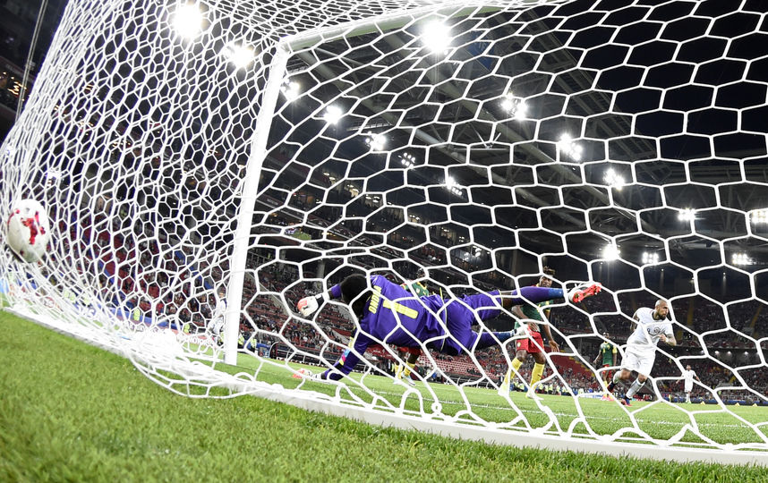 Видеоповторы помогут определить, был ли гол или офсайд. Фото AFP