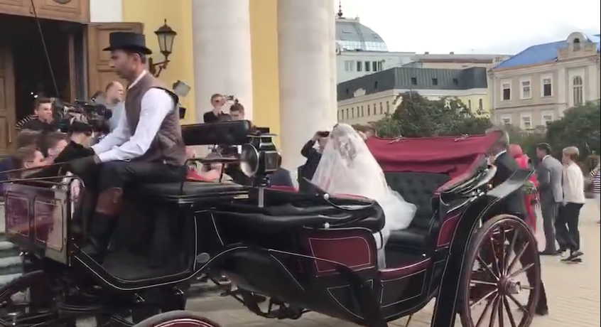 Карета, на которой Собчак и Богомолов поехали на венчание. Фото скриншот со странички канала 360 в Telegram