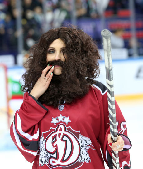 Телеведущая Дарья Миронова пародирует Мэтью Майоне. Фото Photo.khl.ru, Голованов Андрей, Юрий Кузьмин, Владимир Беззубов