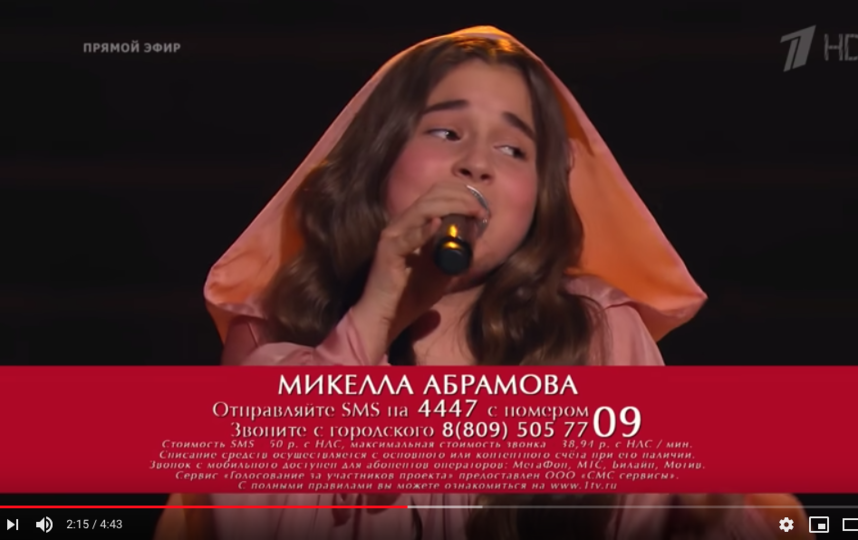 Микелла Абрамова была в команде Светланы Лободы. Фото скриншот с официального канала проекта "Голос. Дети" на YouTube