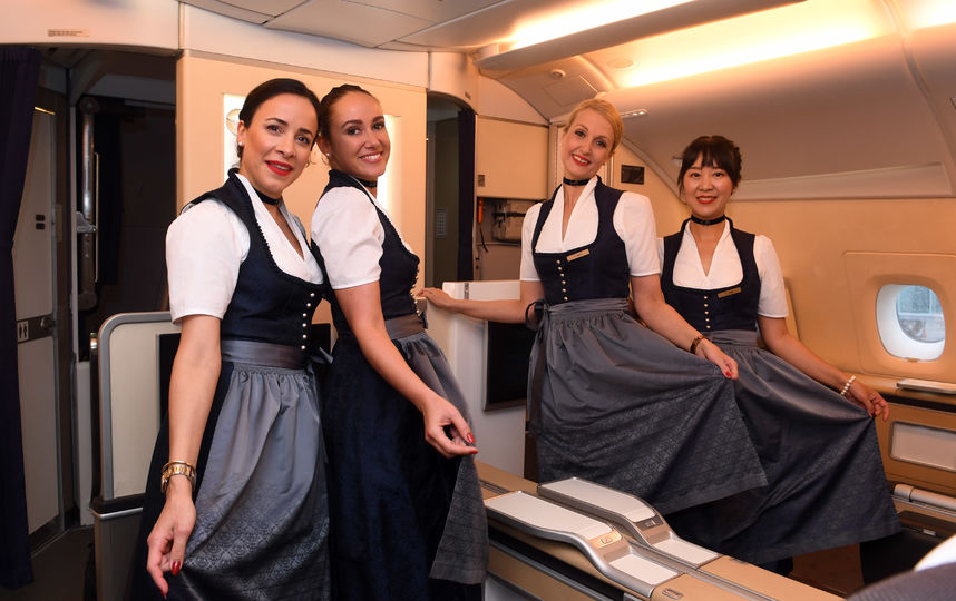 Не остались в стороне от происходящего в Мюнхене и во флагманском авиаперевозчик Германии "Lufthansa". Стюардессы компании переоделись в баварскую одежду и в ней будут обслуживать пассажиров. Фото AFP