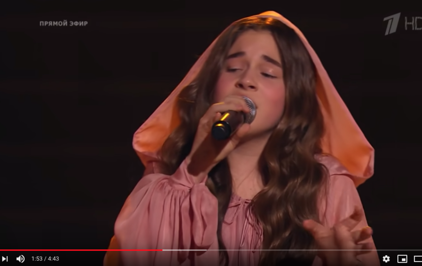 Микелла Абрамова была в команде Светланы Лободы. Фото скриншот с официального канала проекта "Голос. Дети" на YouTube