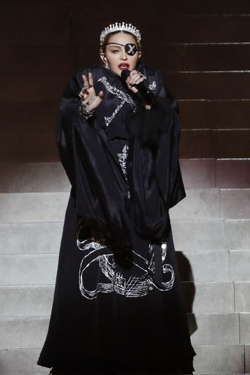 "Одноглазая" Мадонна выступила на "Евровидении": фото и видео со сцены