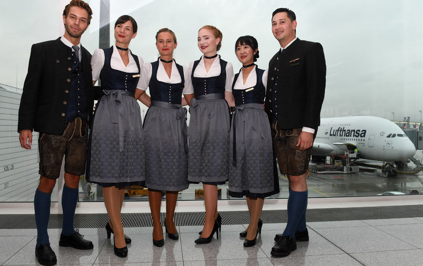 Не остались в стороне от происходящего в Мюнхене и во флагманском авиаперевозчик Германии "Lufthansa". Стюардессы компании переоделись в баварскую одежду и в ней будут обслуживать пассажиров. Фото AFP
