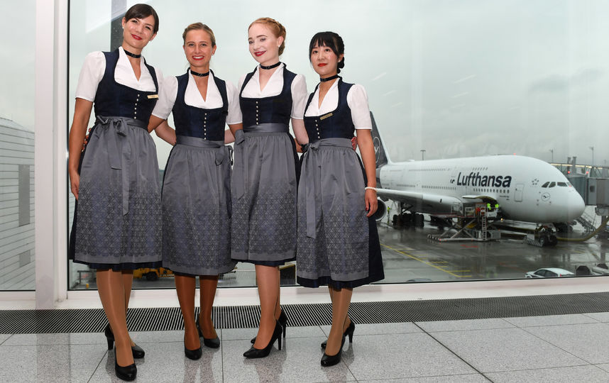 Не остались в стороне от происходящего в Мюнхене и во флагманском авиаперевозчик Германии "Lufthansa". Стюардессы компании переоделись в баварскую одежду и в ней будут обслуживать пассажиров. Фото AFP