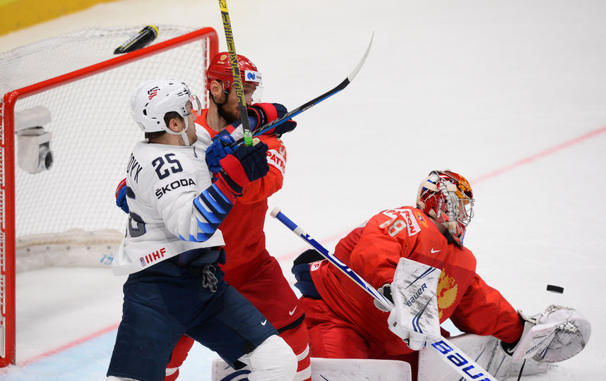 Сборная России на чемпионате мира в Словакии победила американцев и вышла в полуфинал. Фото AFP