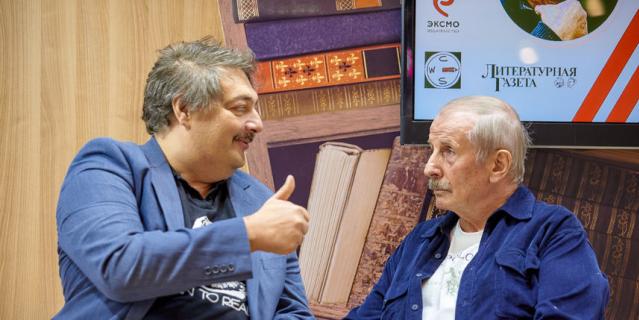 Дмитрий Быков (слева) и Михаил Веллер (справа) на презентации романа.