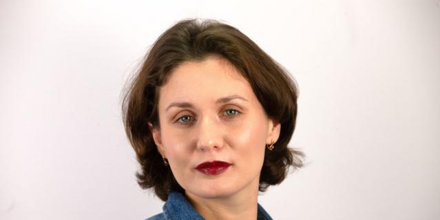 Пример новогоднего макияжа с акцентом на губах и лёгким сиянием кожи.