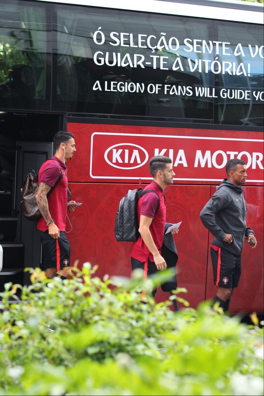 Автобус сборной Португалии. Фото Василий Кузьмичёнок