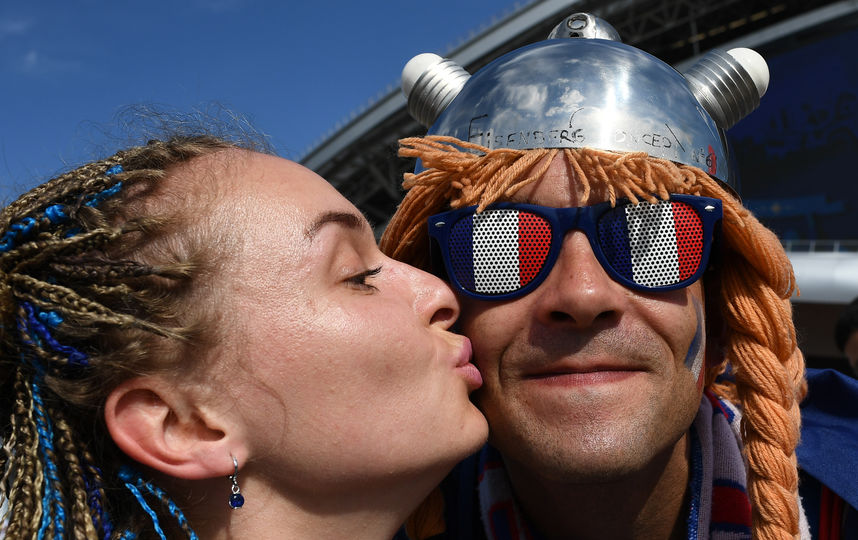 Целующиеся болельщики на трибунах стадионов чемпионата мира. Фото AFP