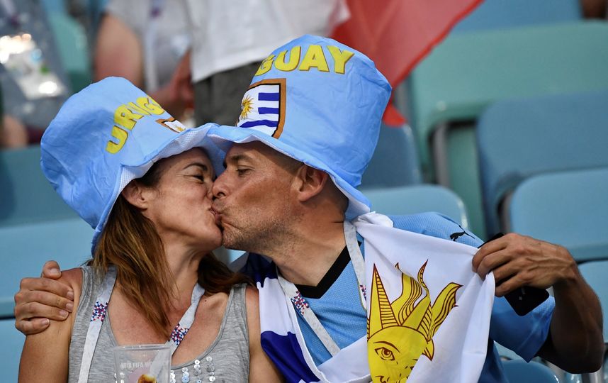 Целующиеся болельщики на трибунах стадионов чемпионата мира. Фото AFP