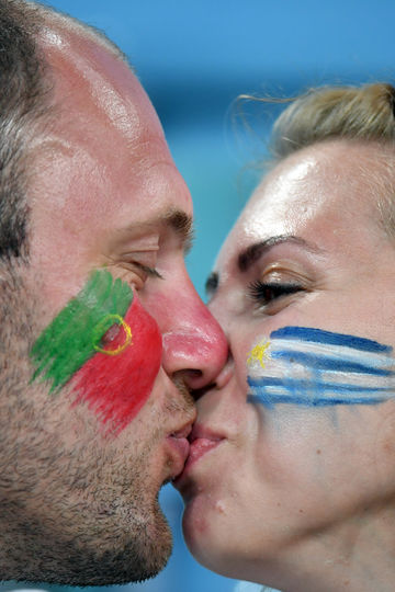 Целующиеся болельщики на трибунах стадионов чемпионата мира. Фото AFP