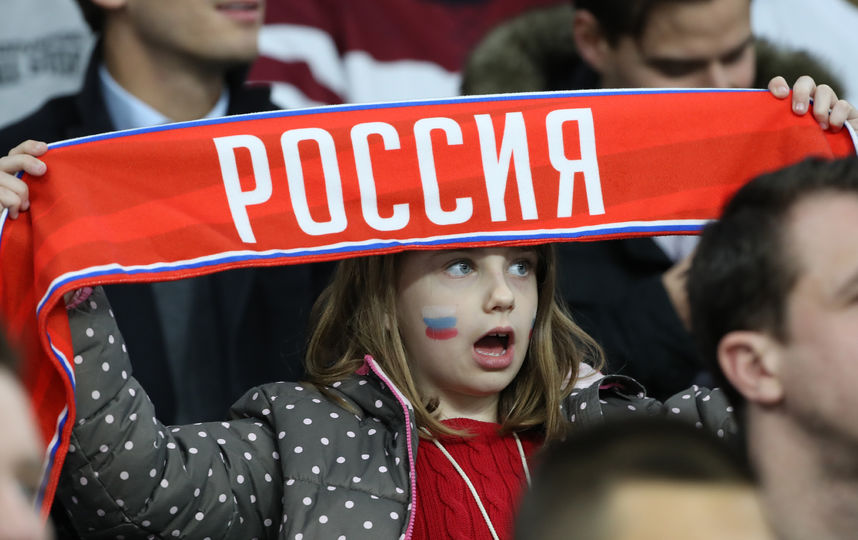 Болельщики на трибунах с атрибутикой сборной России. Фото Юрий Кузьмин, Андрей Голованов, photo.khl.ru