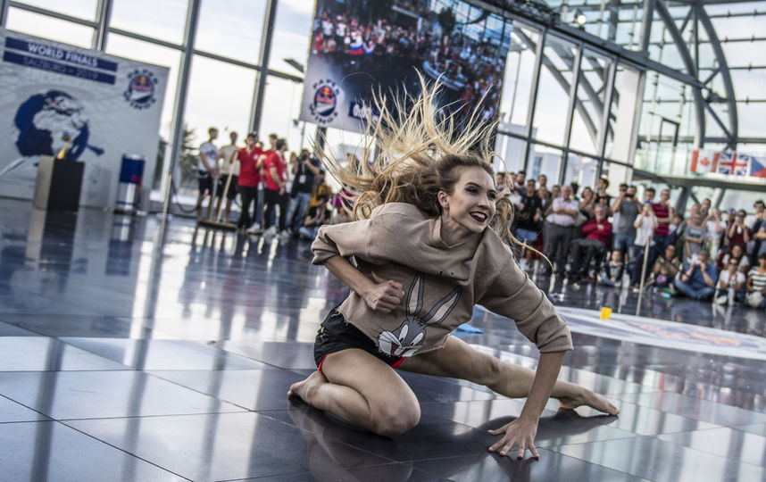 Участница от Украины Катерина Агафонова стала лидером в категории "Аэробатика". Фото redbullcontentpool.com, Предоставлено организаторами