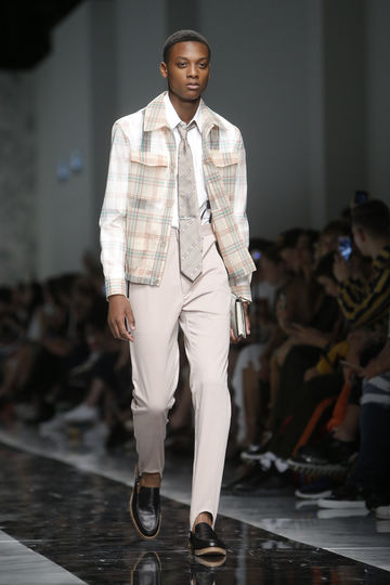 Показ классической одежды. Фото AFP