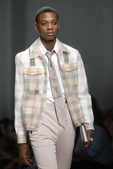 Показ классической одежды. Фото AFP