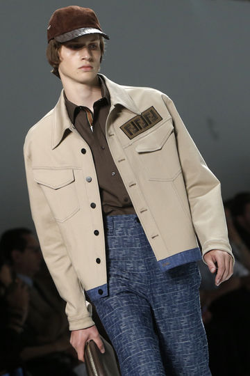 Показ классической одежды. Фото AFP