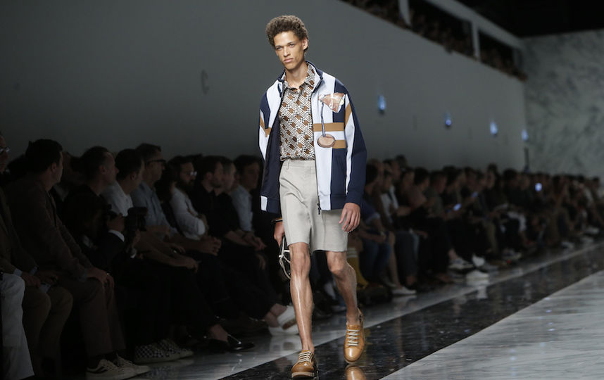 Показ классической одежды. Фото AFP