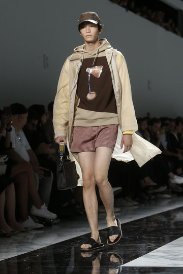 Показ классической одежды. Фото AFP