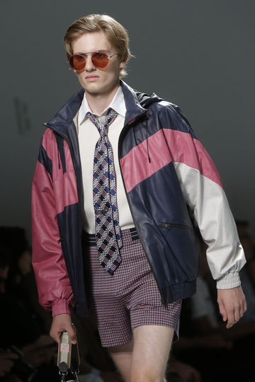 Показ классической одежды. Фото AFP