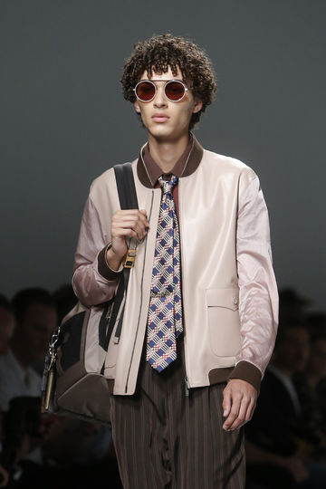 Показ классической одежды. Фото AFP