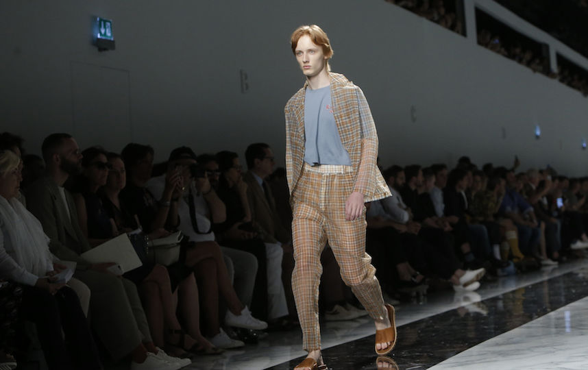 Показ классической одежды. Фото AFP