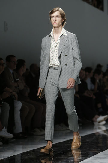 Показ классической одежды. Фото AFP