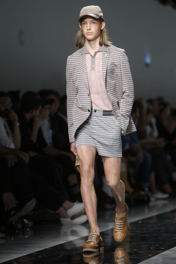 Показ классической одежды. Фото AFP