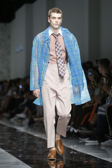 Показ классической одежды. Фото AFP