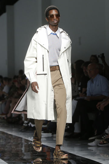 Показ классической одежды. Фото AFP